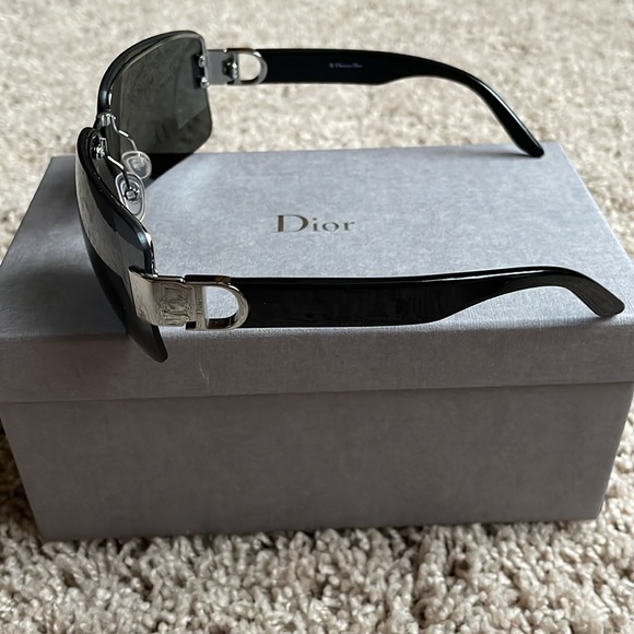 New in box Dior sunglasses, one size - Picture 3 of 4